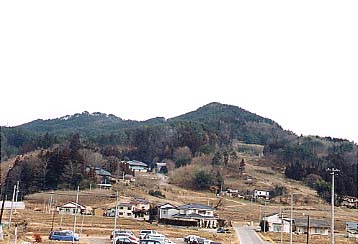 手前が「小神麓山」奥が「羽田羽山」の写真
