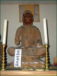 東福沢薬師堂、木造薬師如来坐像の写真