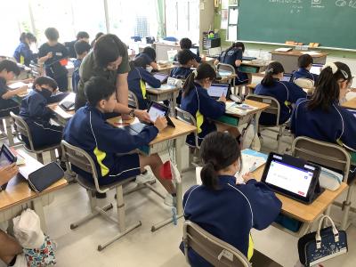 iPadに表示された計算問題を解く子供たち