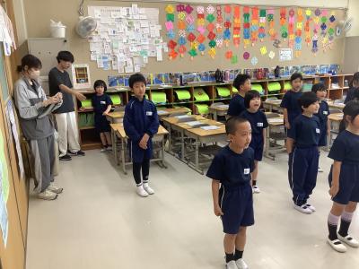 初任者が授業を見学してメモをとっている