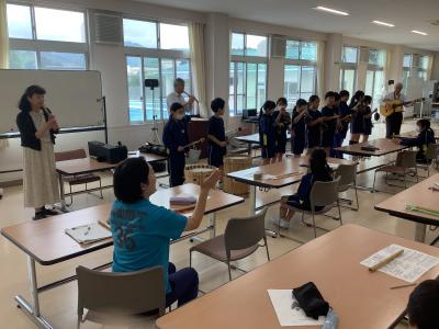 児童と先生の合奏