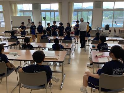 児童と先生の合奏