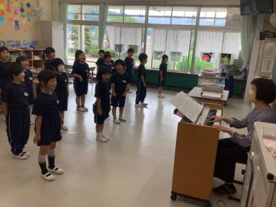 担任のピアノに合わせて歌う１年生