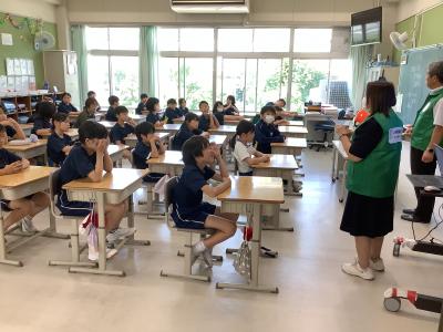 人権擁護委員の話を聞く児童