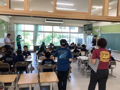 研究授業を見学する教員