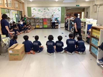実験を行う児童