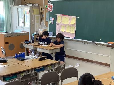 ペープサートを準備する児童