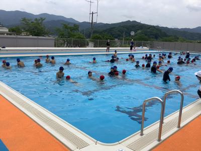 ２年生の手を引く６年生