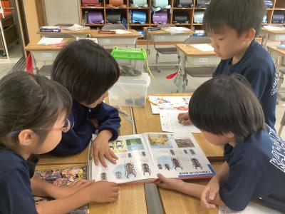 一緒に図鑑を眺める２年生