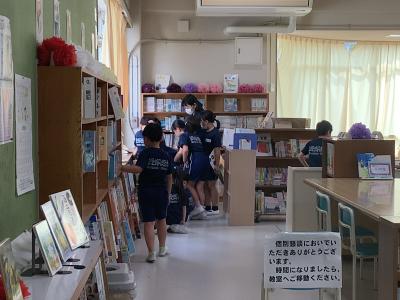 図書室で本を探す２年生