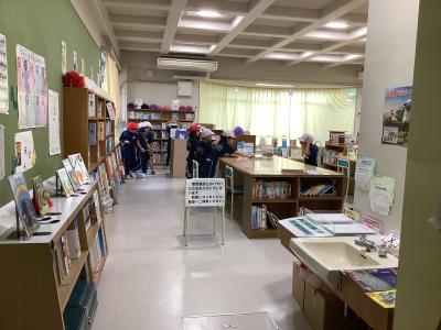 図書室で本を探す２年生２