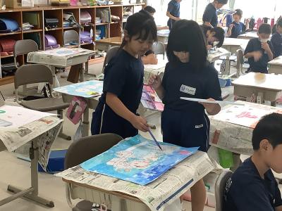 立って色を塗る児童