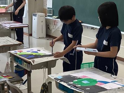 水彩絵の具を塗る児童