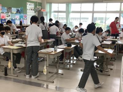 周囲の児童と議論