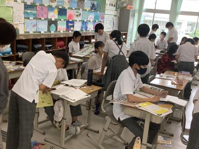 意見交換して情報をまとめる児童