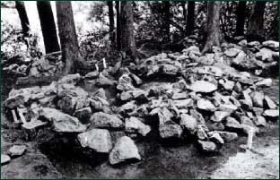 木幡山経塚の積石状況の写真