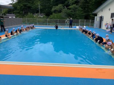 水に入る準備をする児童