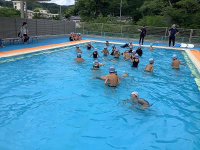 宝石拾いをする児童