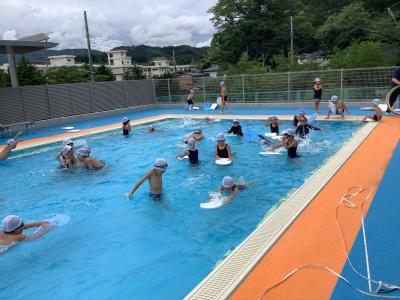 ビート版でおよぐ児童