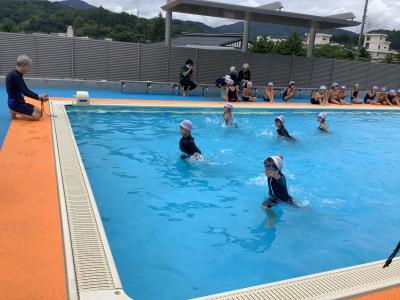 水中かけっこをする児童３