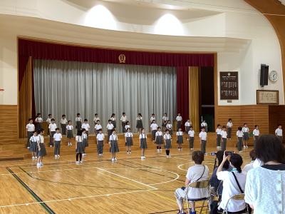 ステージ左から見た整列する児童