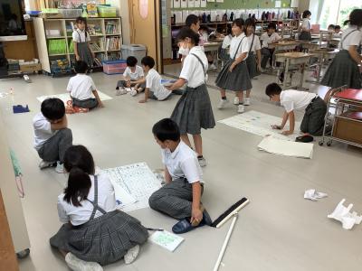 壁新聞を作る４年生