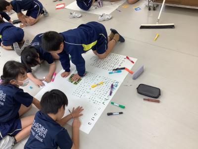 壁新聞を作る４年生