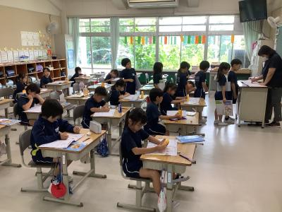 時計状の教具を動かす２年生