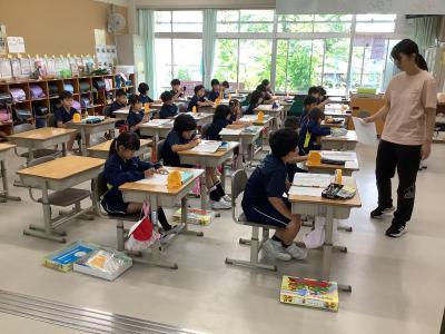 時計状の教具を動かす２年生