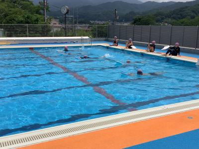 ビート板で泳ぐ３年生