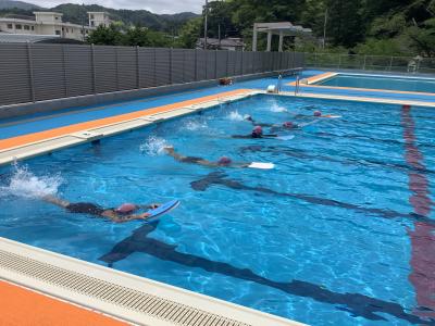 ３年生が泳ぎ始めた様子