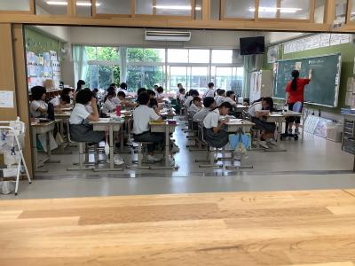 社会の板書をノートにうつす６年生