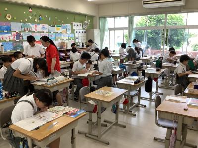 クラスメイトと意見交換する６年生