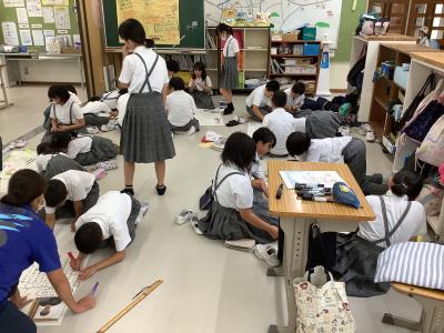 壁新聞をつくる４年生２