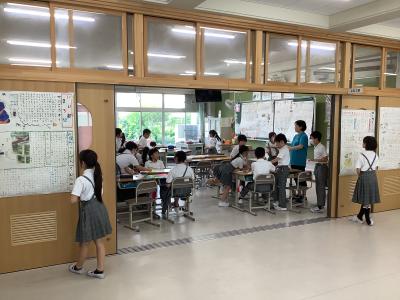 お互いの壁新聞を見合う４年生