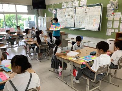 お互いの壁新聞のいいところを集約する４年生