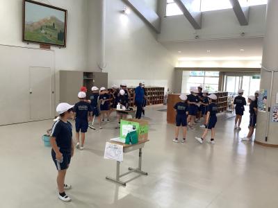 下駄箱を掃除する児童