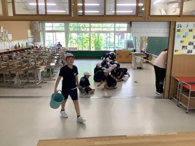 床を磨く２年生