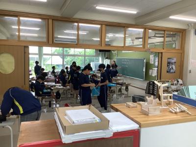 引き出しの中身を整理する６年生