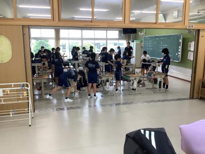 椅子の足をきれいにする５年生