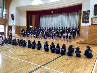 合唱する６年生とそれを見る２年生２