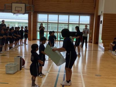 お礼の手紙を渡す２年生と受けとる６年生