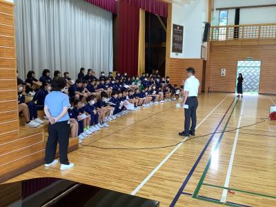 ６年生に歌の指導をする校長