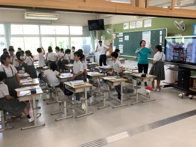 4年生の英語の授業。ピースするダニアル先生