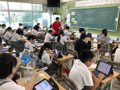 タブレットにまとめる6年生