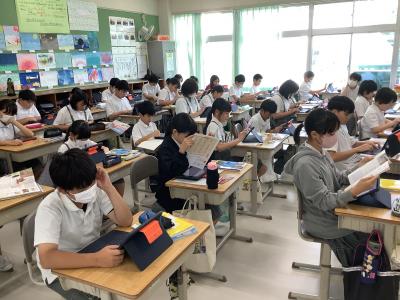 タブレットにまとめる6年生