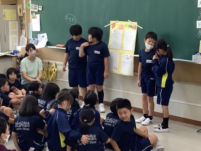 カナヘビの発表をする2年生