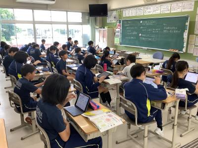 iPadで平安時代についてまとめる6年生