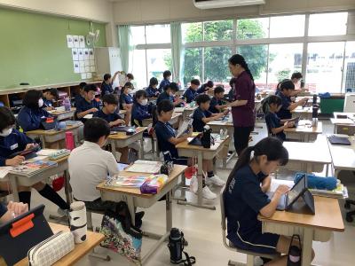iPadで平安時代の貴族の暮らしについてまとめる6年生
