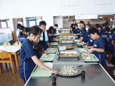 1日目の昼食配膳中